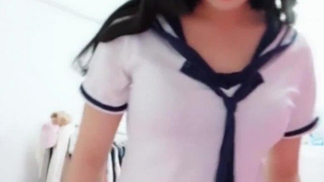 清纯姐姐为人不知的一面，穿上校服淫荡滴喊着好想要，人家下面发烫热热的水流出来了，好想要 嗯~啊~嗯