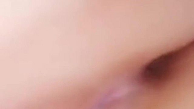 ピンクの陥没乳首と未開発のピンク色のマンコに切れ込みが入った00年代以降の学費のための生放送。