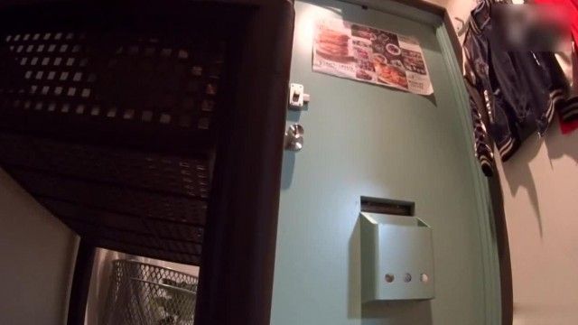 「おばさんを酔わせてどうするつもり？」若い男女で溢れ返る相席居酒屋で一人呑みしている熟女を狙い撃ちで口説いてお持ち帰り！寂しさと欲求不満が募った素人奥さんの乾いたカラダはよく濡れる！！VOL.30（中字精校版）