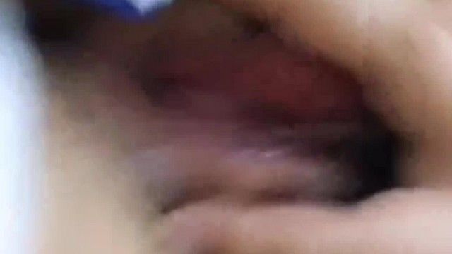 丰满身材鸭舌帽妹子学生制服振动棒抽插毛毛较多