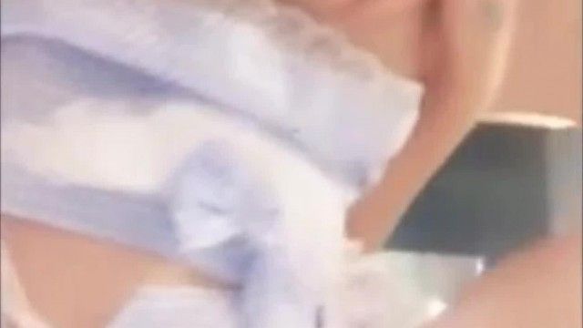 高价购得-艺术院校水嫩漂亮的99年性感美女被土豪男友激烈爆插嫩穴后自己又偷偷自慰,边搞边拍,颜值高,美乳嫩穴!