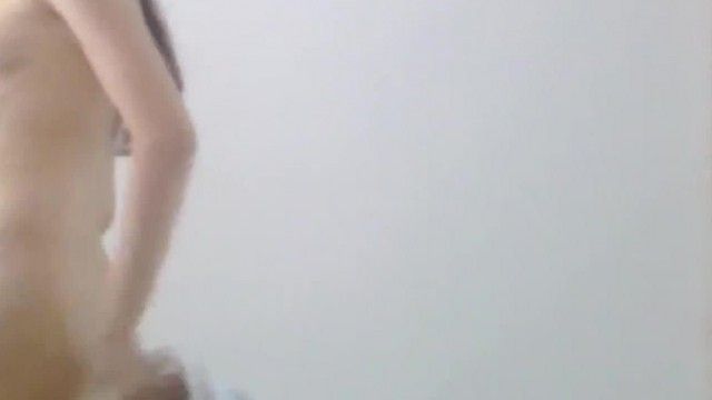 搔首弄姿掰逼挑逗,粉嫩的奶头和稀疏的阴毛越看越上火