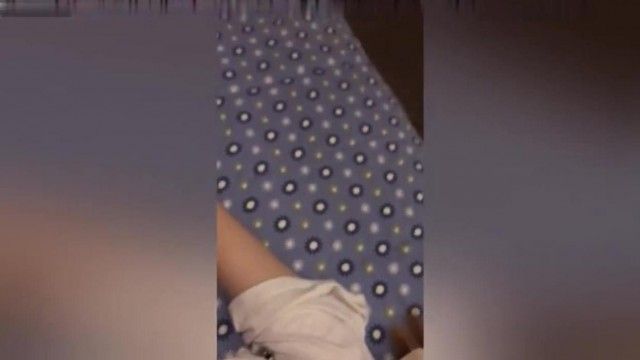 01年漂亮女生惨遭下药，小穴和菊花都被肥佬短小的鸡巴无情插入，最后还把精液射在小穴上 (1)