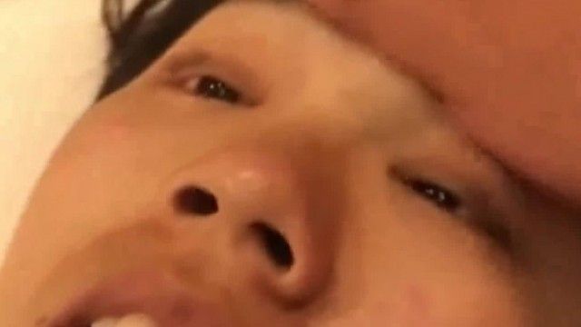 来大姨妈的短发妹子遭渣男下药鼾声如雷，被抽插的太用力突然叫出了声