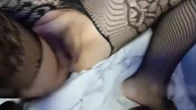 正打着游戏骚奴从桌底爬上来帮我口交打炮最后口爆