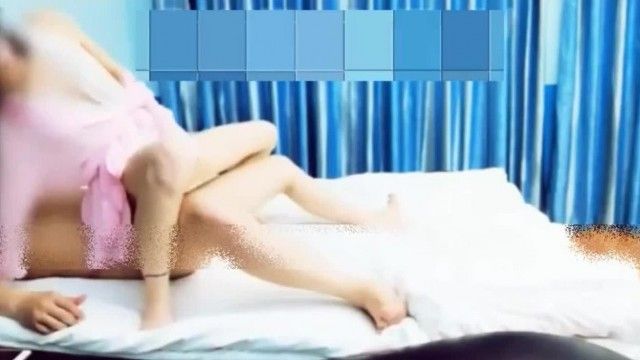 バーで恋に落ちたばかりの美しい女性に出会った