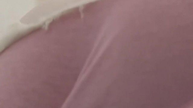 高價邀約學院派女孩到住所穿上絲襪調情