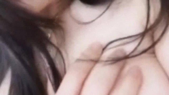 긴 머리를 가진 잘 생긴 신인이 침대에서 천천히 옷을 벗고 털이 많은 모습을 보이고 있습니다.