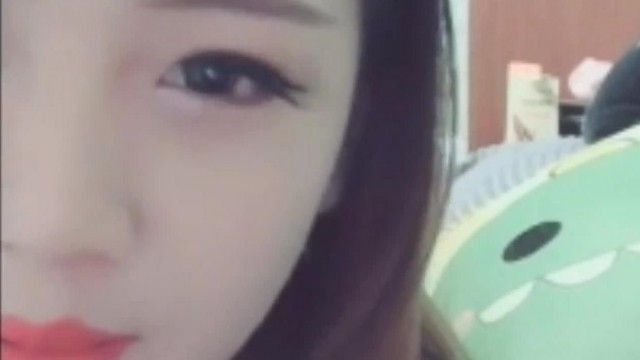 [中文主播外流]明星颜值气质小美女小朱超甜的和同居男友口活啪啪被射一脸对白清晰