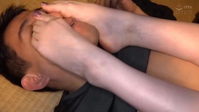 欲求不滿欠幹人妻帶著媚藥來喝酒！醉到變4P亂交派對