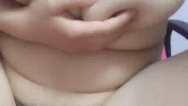 [中文主播外流]丰满身材巨乳妹子全裸自摸秀 椅子上掰开逼逼手指插毛毛较多 很是诱惑喜欢不要错过