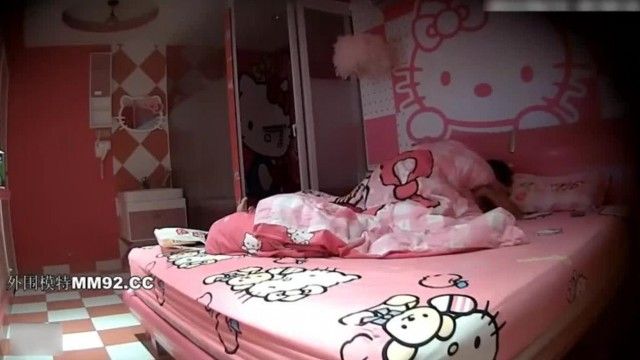 180cmのショートパンツと長い脚を持つ美少女は性欲が強すぎて彼氏を誘惑してホテルでセックス。