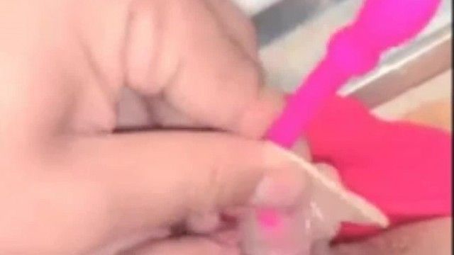 疯狂大三学生妹涵玥玩真实直播家中无人勾引表弟到卫生间激烈做爱 做一半摘了套套直接操最后