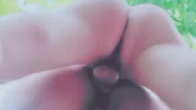 两个村姑模样的零零后小姐妹和个鸡巴还挺大的青年到山上林中野战