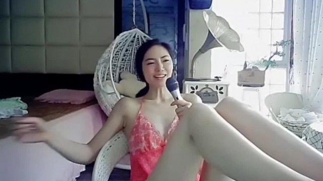 [中文主播外流]UT毛毛好多宅男女神主播拿麦克风坐在椅子上脱掉衣服自慰秀