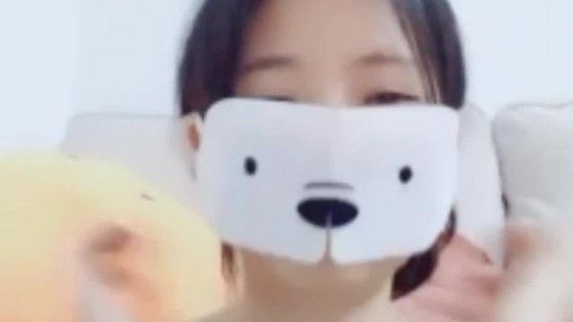 A beautiful girl masturbates in the bathroom, uses a vibrator to plug her pussy, pulls her pussy, orgasms, and then takes a shower and shakes her big tits
