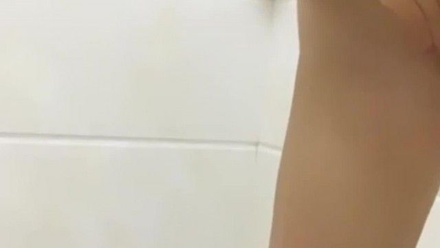 高顔值美女骚气贝贝跳蛋塞逼逼浴室洗澡秀苗条身材声音很嗲呻吟娇喘很是诱惑喜欢不要错过