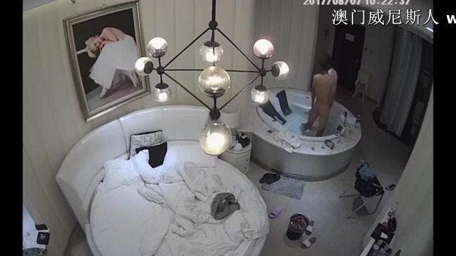 【360水滴TP】白色浴缸房偷拍小伙浴缸上狂操完事女主顾着玩手机没到几分钟又开搞第二炮