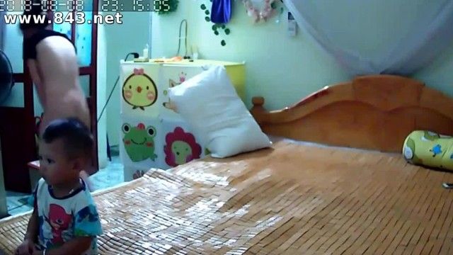 子どもの前でセックスするカップルを監視する雲市通の興味深い家庭用カメラのコレクション