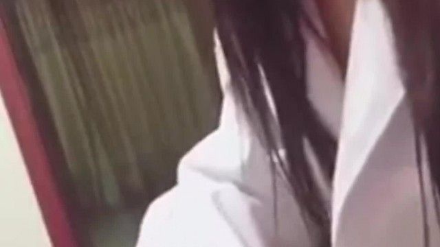 患者に注射をしに来た看護師役の美女が「見てください、何の病気ですか？入院して我慢してるんですか？」と言う。