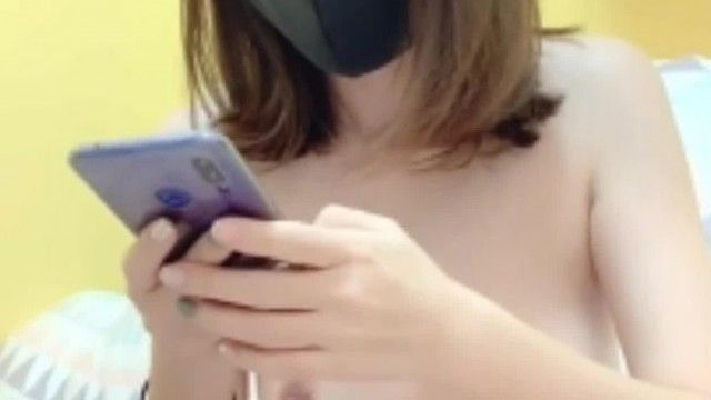 UTの女性アンカーがピンク色のオマンコを見せつけるととても魅力的