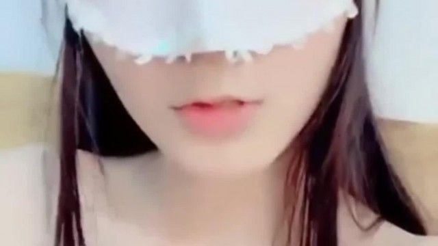 最高の体型とストッキングを持つ小柄な美人ドーラがクローズアップBBセックスショーで胸を披露