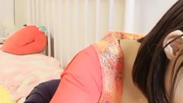見栄えの良いホワイトカラーのカップルが、コンドームを使用せずにカップルの夜の生活のオーラルセックスを熱心にデモンストレーションし、毎晩さまざまな体位とエクササイズを披露します。