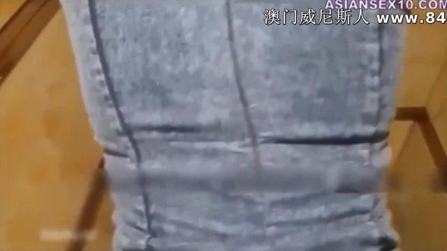 与小情人KTV玩脱衣舞后卫生间大战