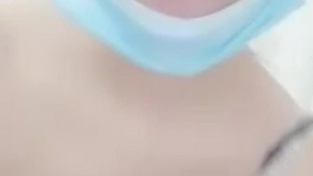 丰满女主播自我抠抠还没脱衣光听呻吟就让人站起来了