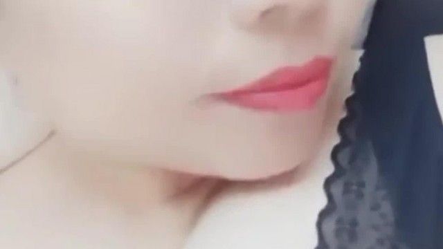 巨乳白嫩主播冷儿来姨妈就玩花样酸奶倒鸡巴上一会乳交一会口交