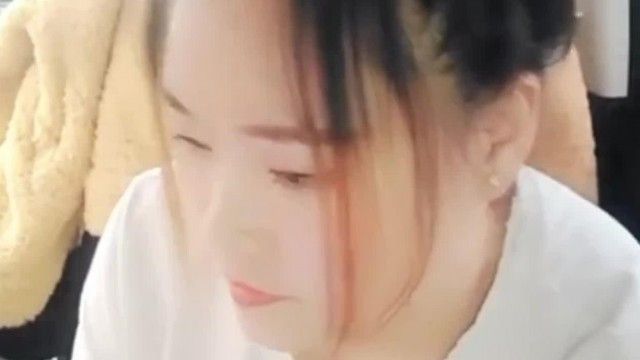 The white and tender fat girl has a cute smile and a good blowjob. The white tiger steamed bun pussy is pink and attractive. She shows her face to her boyfriend and gets fucked in the car without a condom. Rarely good pussy 2