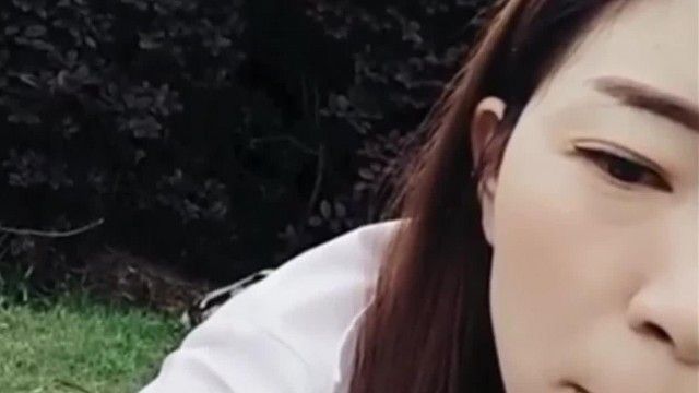 美しいキャスターと男性パートナーは、白昼の公園の木陰で胸を大胆に露出し、オマンコを弄り、生放送効果でフェラをした。
