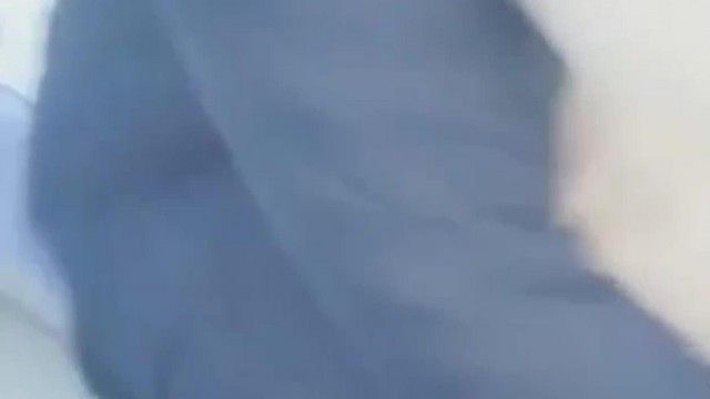 对嫂子爱不完~只好把她骗上床~结果不够力~嫂子只好自己拿按摩棒出来玩~