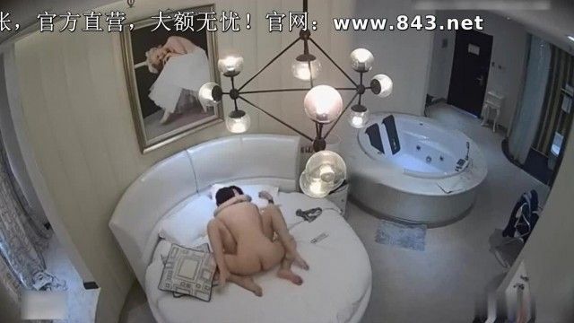 大学美女被男友约到酒店~本来想逃走~但一操成主顾~直接连续打两炮!!