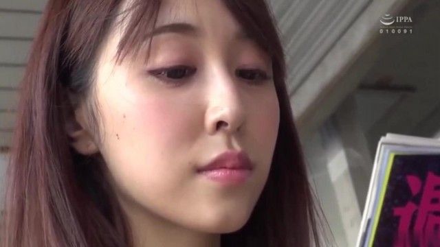 在书店学习的青春期学生眼前就是人妻的大奶！一开始看着小黄书，用走光诱惑我！勃起的我抵住女人在不被别人发现的情况下做爱！