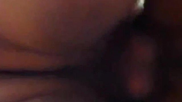 奇葩漂亮性感的炮友玩着手机撅着屁股让我怼了一炮露脸