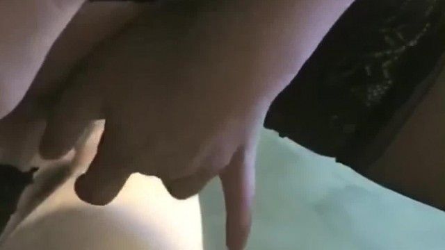 黑丝少妇露脸饑渴难耐把鸡巴舔硬主动上位求草，表情骚浪，顔射吞精