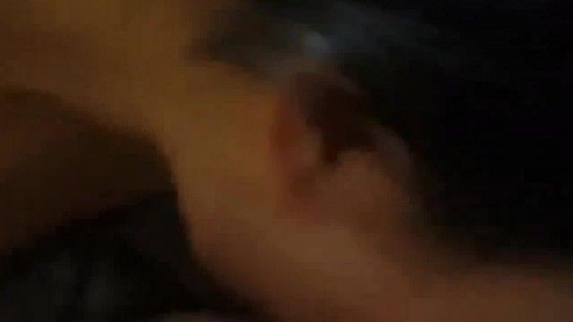私の彼女はとても興奮して眠れなかったので、起き上がって私のペニスをしゃぶりました。