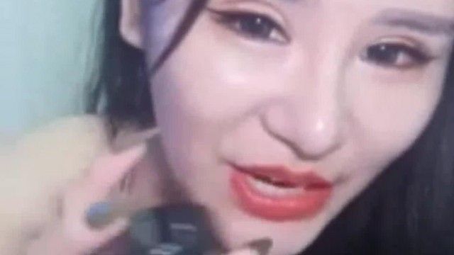 [中文主播外流]大的握不住！高颜值女主播发育太良好圆润两颗手感极佳