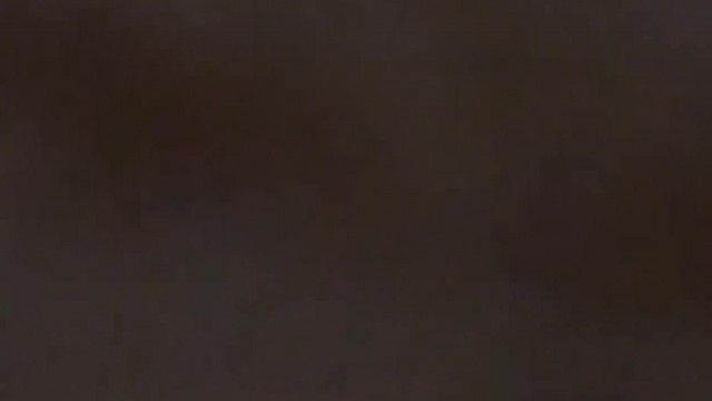 일하는 남자가 샤워하는 모습을 몰래 촬영~ 힘든 하루를 보낸 후 할머니와 질을 씻어주는 남자~