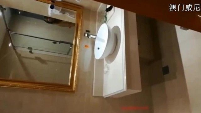 “射我~求求你射我逼里~”被客房服务的服务员偷窥洗澡!!