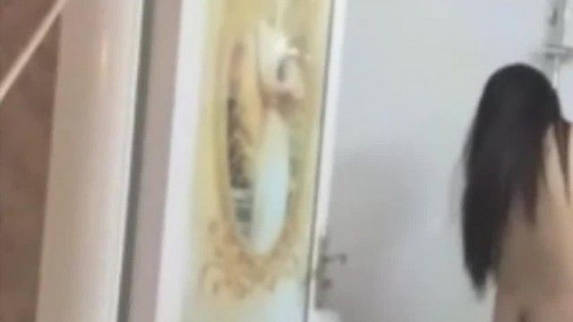 18岁还是处女的妹子 破处直播 狼友大呼过瘾 妹子流了好多血肯定很痛