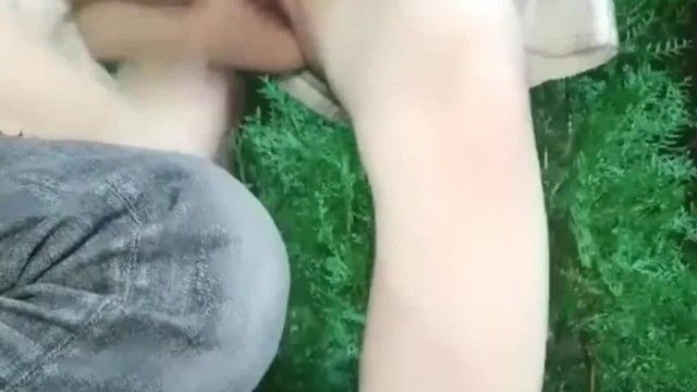 巨乳のネットセレブの女の子が夜の屋外でセックスフレンドとセックスし、後ろから立ったままショートパンツを開いてマンコを舐めます。