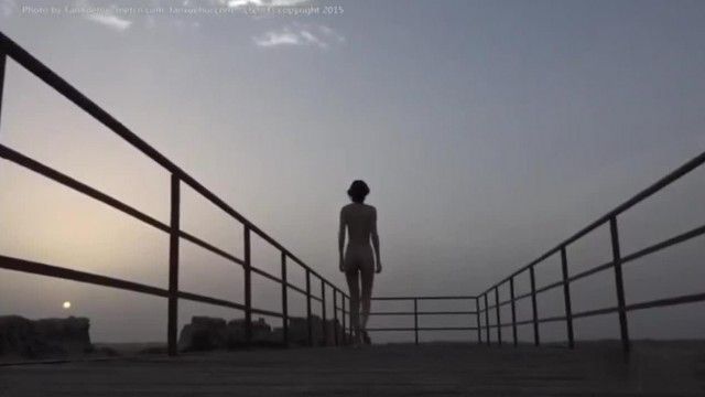 大學生兼任模特兒伊莉莎白戶外拍攝全裸寫真~苗條身材嶄露無遺~讓身體做做天然的SPA~