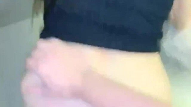 挑战商场男厕所啪啪，粉嫩酥胸蜂腰细臀，紧张刺激高潮叠起