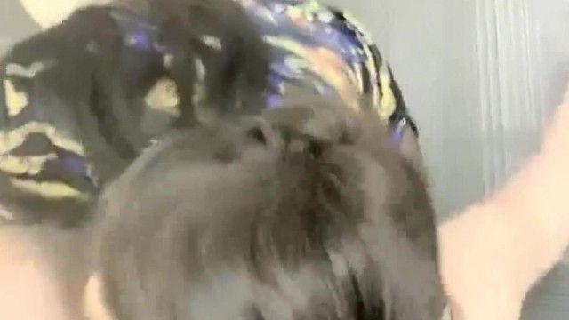 チャイナドレスと黒のシルクのハイヒールを履いた美しいお尻を持つセクシーな女の子が誘惑とセックスしており、開いたストッキングでお尻を持ち上げて指で指で弄っています