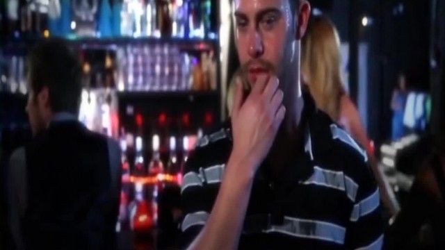 若い人妻がバーで見知らぬ男にフェラをする ひざまずいて巨根をしゃぶって舐めるのはとても気持ちいいです。