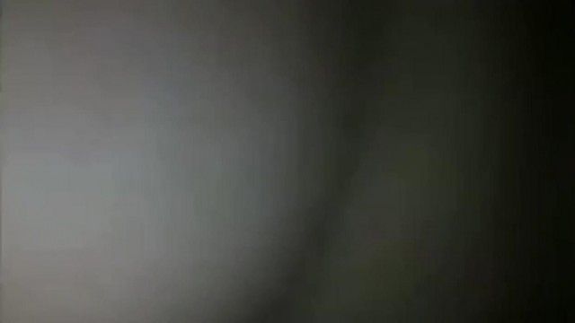 有恋脚癖变态姐夫把家里带孩子的小姨子弄迷糊了舔完脚插逼