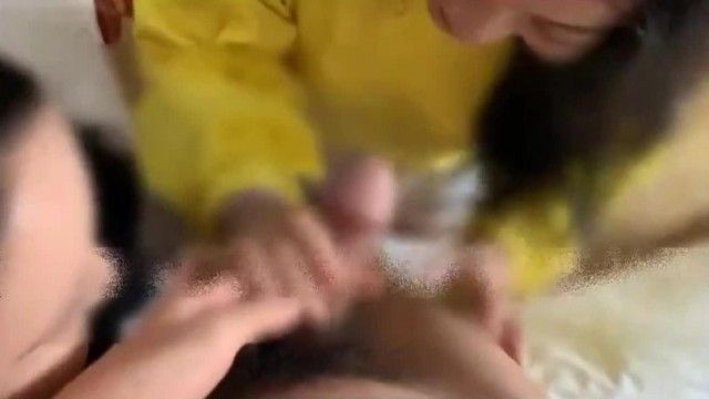雙飛妻子和她閨蜜，兩人跪在地上搶著舔我雞巴