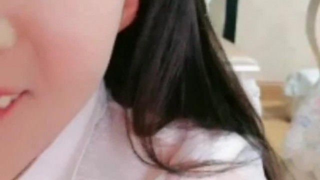 生意気なベテラン アンカーの生徒がショーでオナニーしてマンコを締め付ける様子、バイブレーターをマンコに差し込んで足コキするシーン、マッサージ器でマンコを締め付ける様子の接写はとても魅力的です。